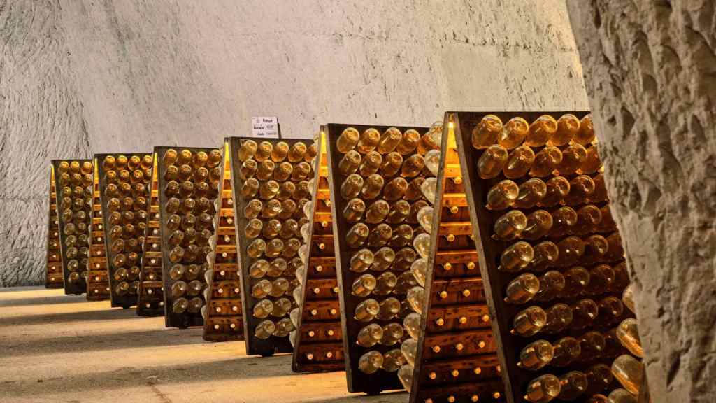 Posti folli per affinare il vino: bottiglia tra i ghiacci del Monte Bianco.